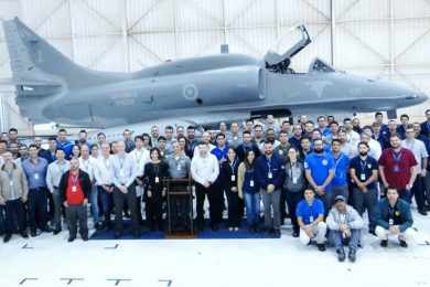 O quarto AF-1B modernizado pela Embraer ganhou uma pintura de baixa visibilidade (Marinha do Brasil)