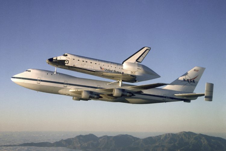 Carregar um ônibus espacial "nas costas" não é uma tarefa fácil: os aparelhos pesavam cerca de 16 toneladas (NASA)