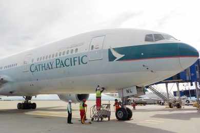 O primeiro 777 serviu como avião de teste da Boeing e na aviação comercial completou mais de 50 mil voos com a Cathay Pacific (Divulgação)