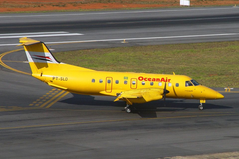 O turbo-hélice Embraer Brasília foi uma das primeiras aeronaves da OceanAir; cada modelo tinha uma cor diferente (Benito Latorre)