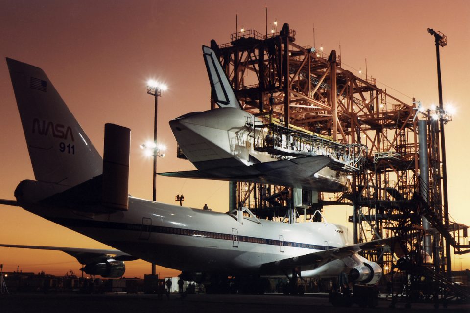 Carregar os ônibus espaciais no 747 exigia uma complexa estrutura de elevação (NASA)
