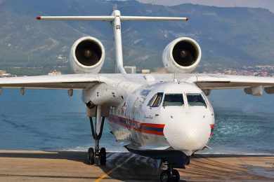 Beriev BE-200  O Beriev BE-200 é o maior avião anfíbio com