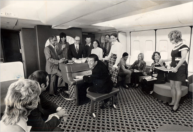 O "piano lounge" do 747 foi um dos maiores símbolos da "era de ouro" da aviação comercial (Divulgação)