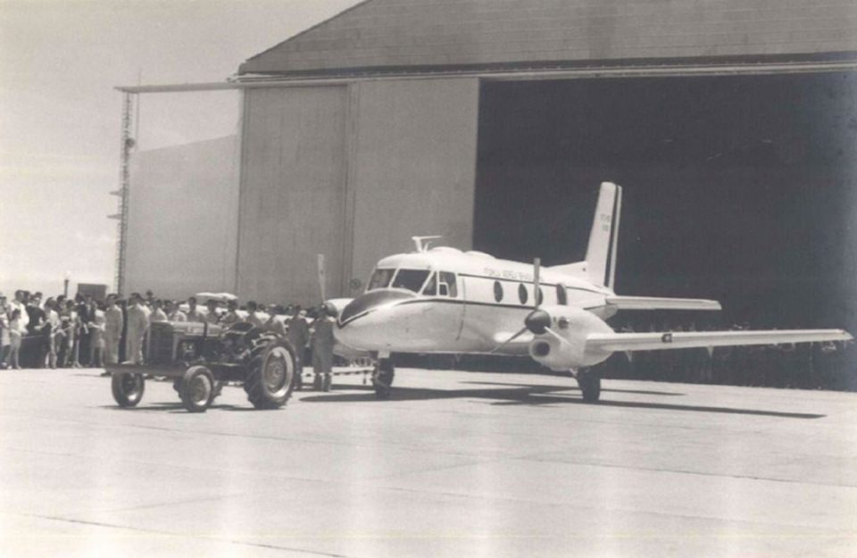 Rolllout do Bandeirante: quatro dias após o voo inaugural, a aeronave foi apresentada ao público e voou novamente (Embraer)