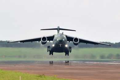 Primeiro KC-390 de série realiza voo inaugural