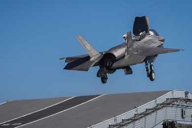 Novo porta-aviões britânico realiza primeiras operações com caças F-35B
