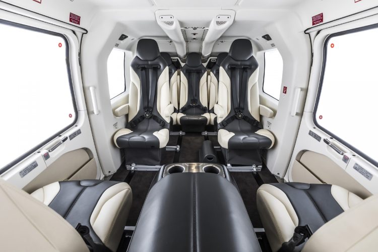 O interior do ACH145 pode ser configurado de diferentes formas; na imagem acima o helicóptero está configurado para levar 9 ocupantes e um cooler (Airbus)