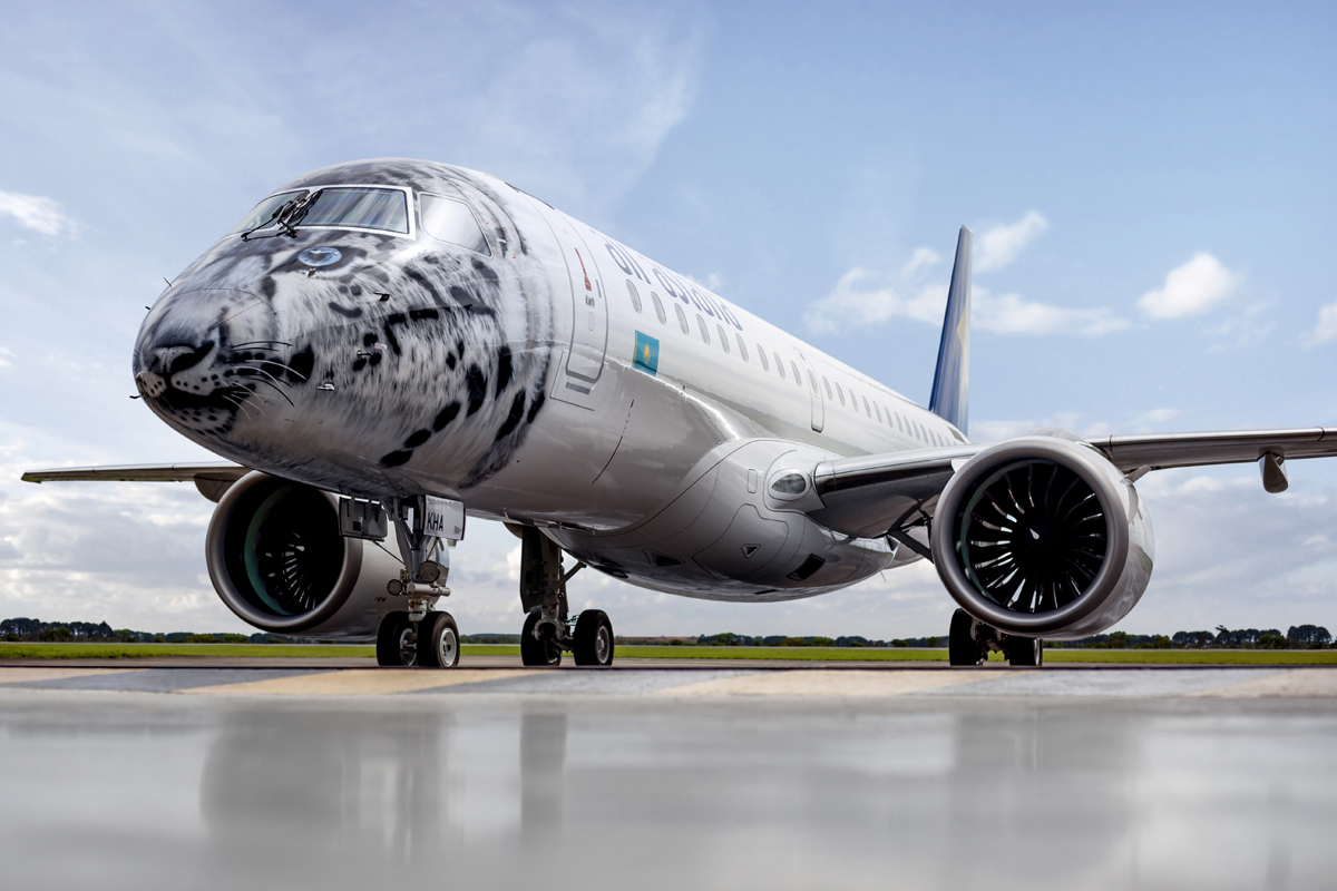 O primeiro E190-E2 da Air Astana exibe a pintura de um Leopardo das Neves, felino nativo do país (Embraer)
