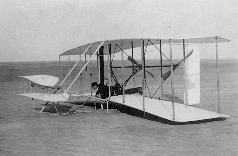 O Flyer era construído de madeira e coberto por tecido; o avião pesava 274 kg - vazio