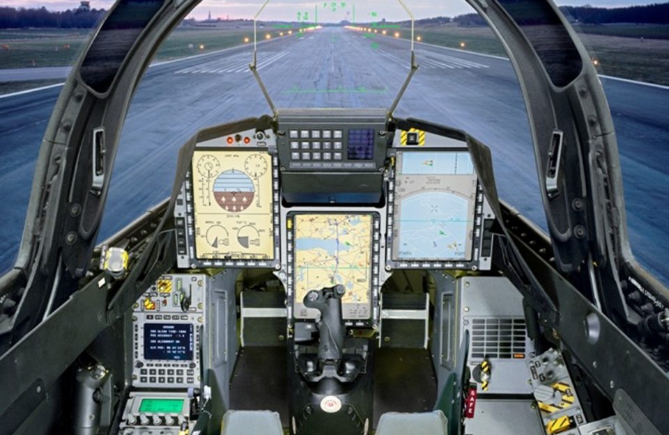 A força aérea da Suécia, a princípio, havia escolhido o painel tradicional com três displays (Saab)