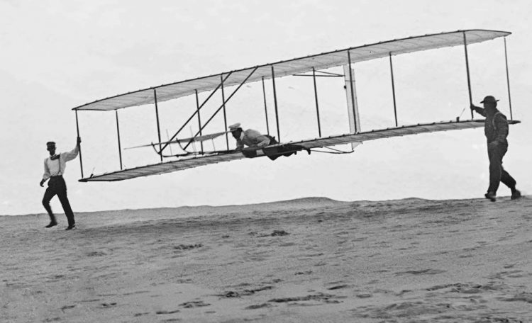 Antes de voar com o avião motorizado, os irmãos Wright testaram o conceitos dos controles de voo com um planador