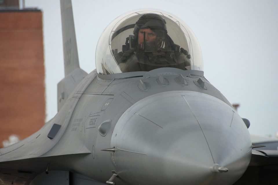 O canopi em forma de bolha é um dos principais destaques do F-16 (USAF)