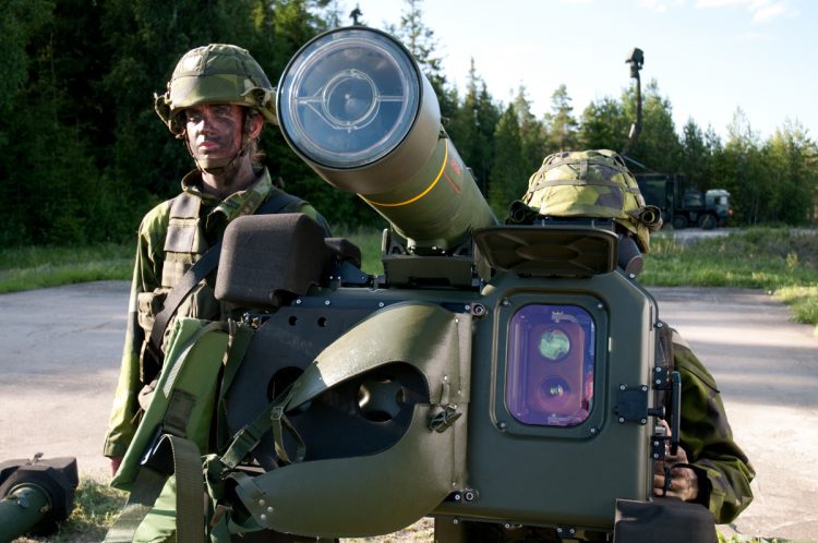 O equipamento normalmente é transportado por uma equipe militar com três soldados (SAAB)