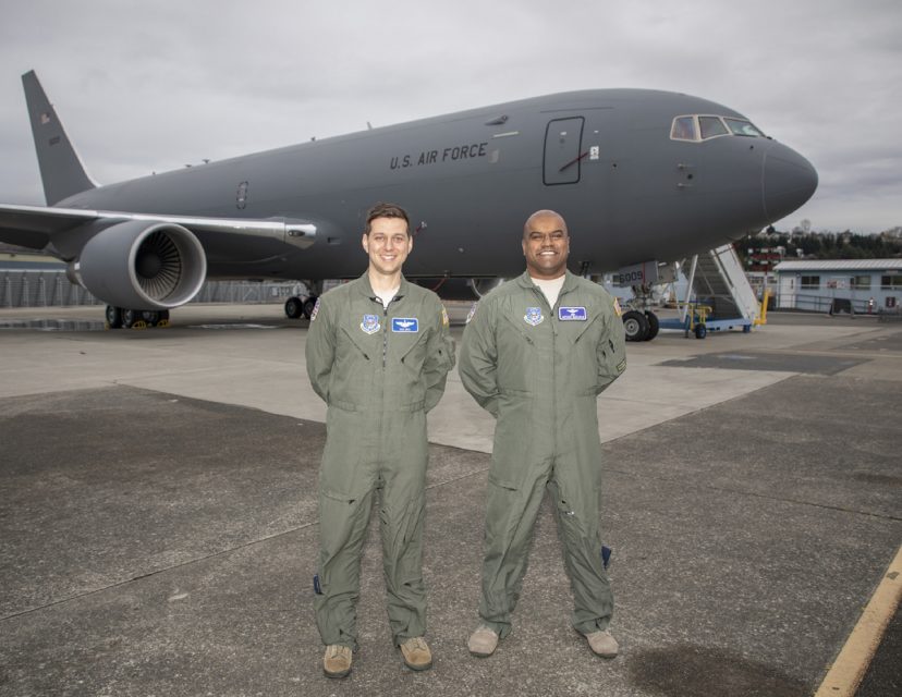 Os majores Nick Cenci e Anthony Mariapain, da USAF, acompanham o processo de entrega do primeiro KC-46A, em Seattle (Boeing)