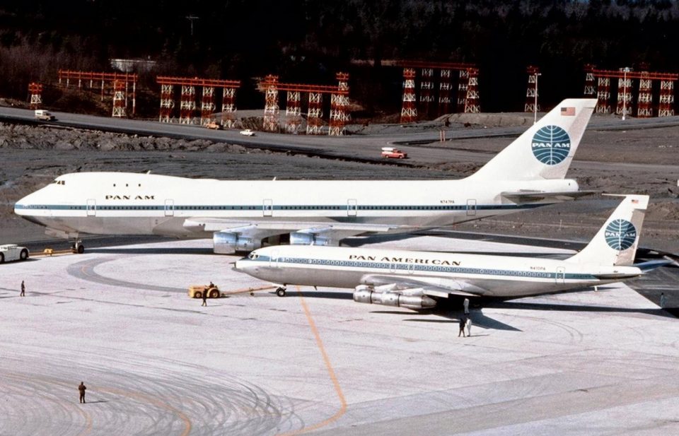 O 747 fez o clássico 707 parecer um avião pequeno... (Boeing)