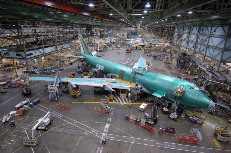 A linha de montagem do 747, em Seattle, é o maior prédio do mundo (Boeing)