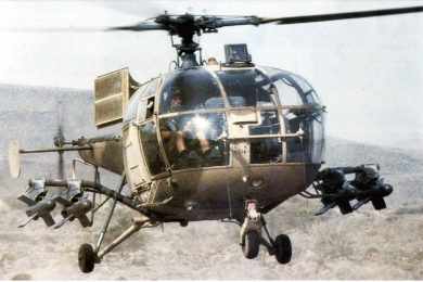 Um Alouette III armado com dois pares de mísseis antitanque SS.11