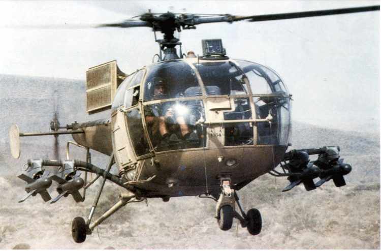 Um Alouette III armado com dois pares de mísseis antitanque SS.11