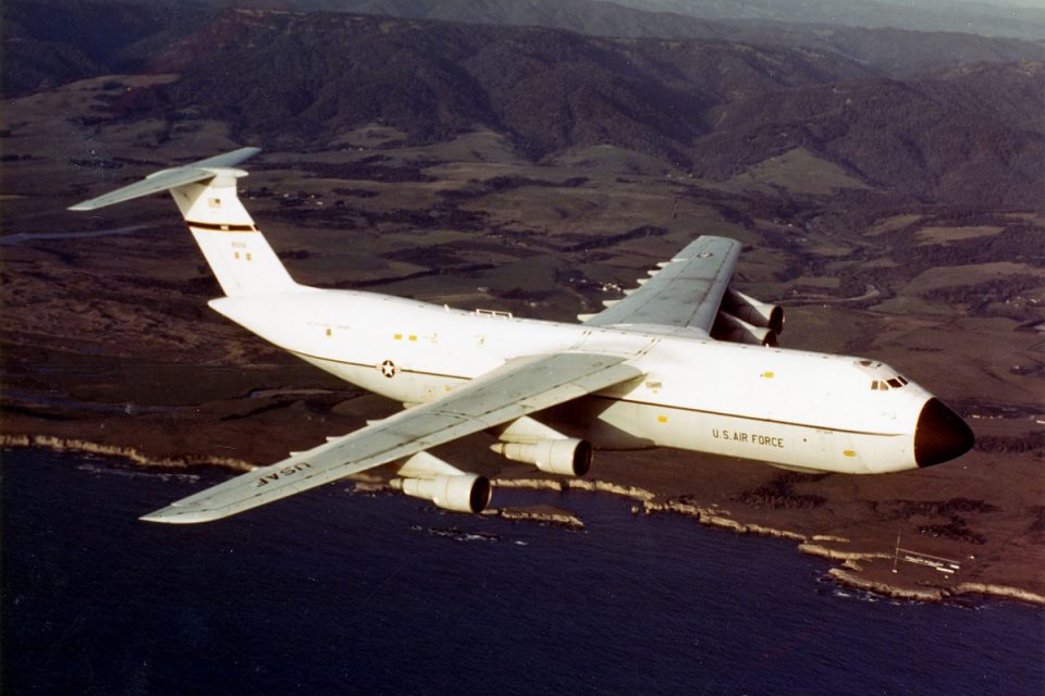 O projeto da Boeing, depois renomeado como 747, concorreu e perdeu a disputa para o cargueiro militar Lockheed C5 Galaxy (USAF)