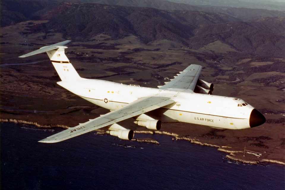 O projeto da Boeing, depois renomeado como 747, concorreu e perdeu a disputa para o cargueiro militar Lockheed C5 Galaxy (USAF)