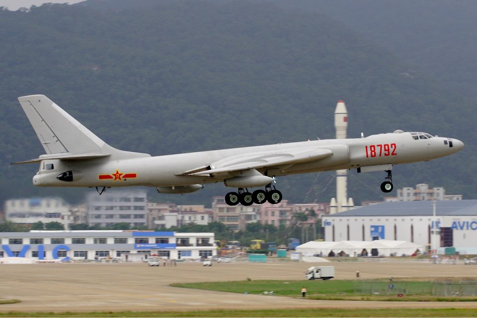 O bombardeiro Xian H6 foi o primeiro avião com motores a jato produzido na China (Li Pang/Creative Commons)