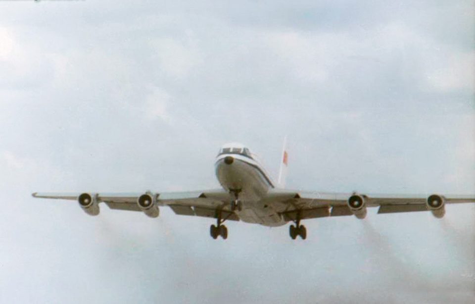 O primeiro voo do Y-10 aconteceu em 26 de setembro de 1980