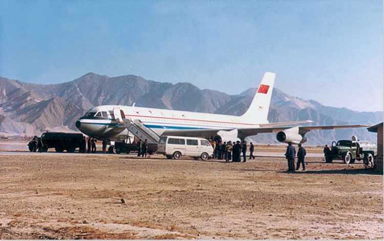 Parece um Boeing 707, mas não é... (COMAC)