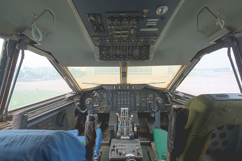A cabine de comando do Y-10 era bastante primitiva e exigia o trabalho cinco tripulantes