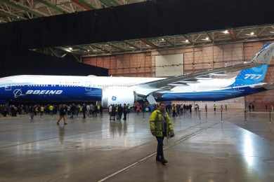 O Boeing 777-9 é o maior avião bimotor da história, com 76,7 metros de comprimento (@djsaviation)