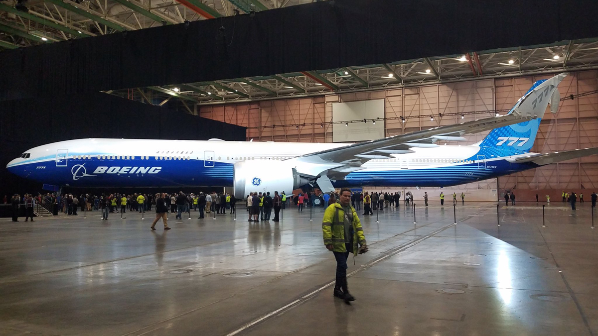 O Boeing 777-9 é o maior avião bimotor da história, com 76,7 metros de comprimento (@djsaviation)