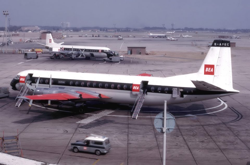 Dois Vickers Vanguard da BEA fotografados em Heathrow em 1955 (Arpingstone)