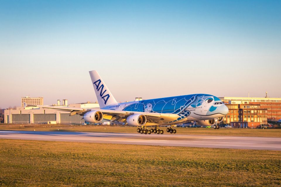 O trabalho realizado no A380 da ANA consumiu 3.300 litros de tinta (Airbus)