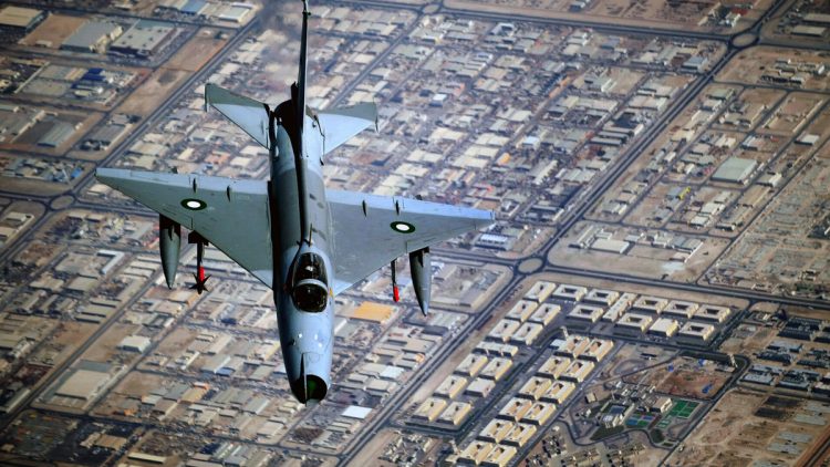 Na imagem, um F-7 da força aérea do Paquistão; a versão chinesa do MiG-21 foi vendida para 15 países (USAF)