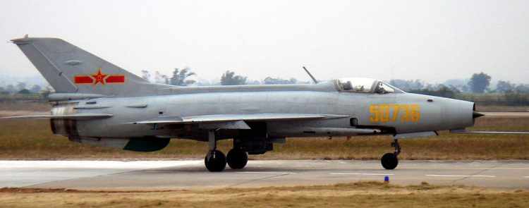 O F-7 já é um avião antigo na China: o primeiro voo aconteceu em 1966, 10 anos depois do MiG-21 original