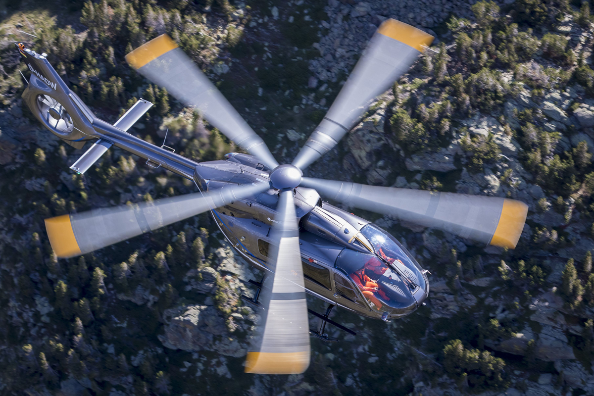 O novo rotor com cinco pás aumenta a carga útil do H145 em 150 kg (Airbus)