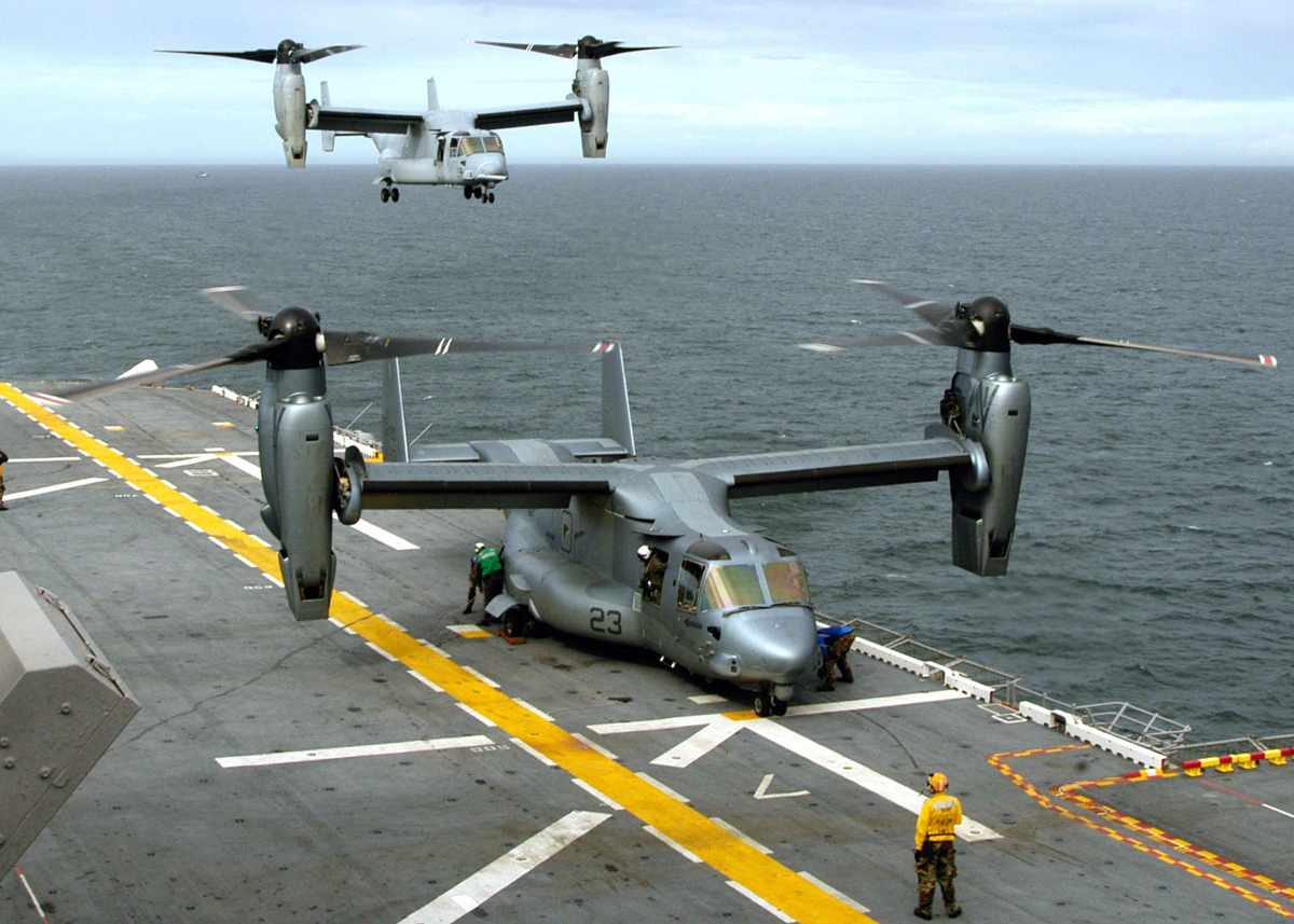 Dois MV-22B operando a partir do navio de ataque anfíbio USS Wasp da Marinha dos EUA (US Navy)