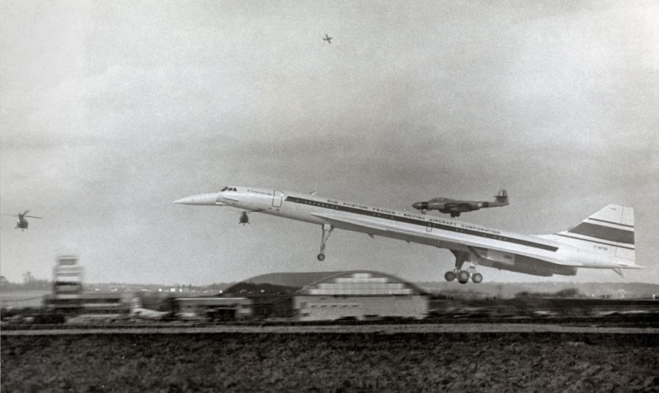 Protótipo do Concorde pousando acompanhado de um avião paquera; os testes com a aeronave duraram quase 6 anos