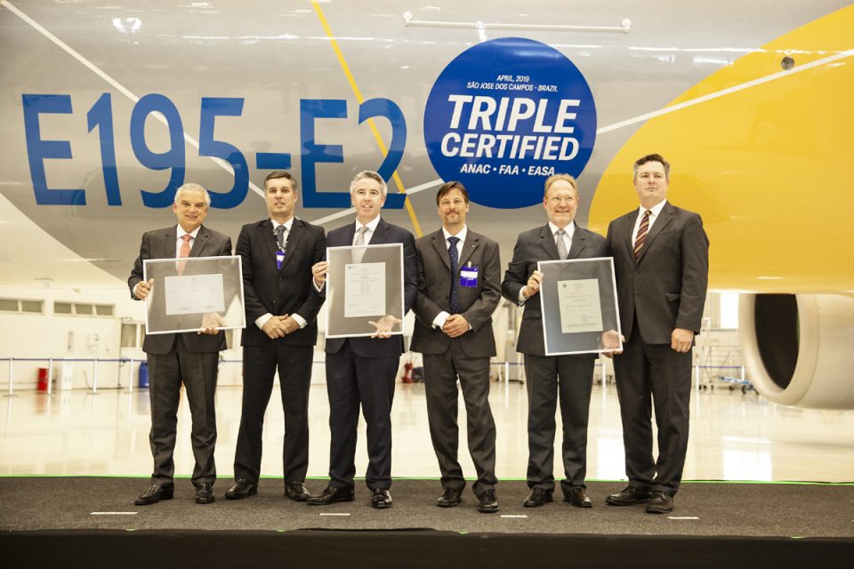 Executivos da Embraer e representantes da ANAC, EASA e da FAA durante a cerimônia de certificação do E195-E2 (Embraer)