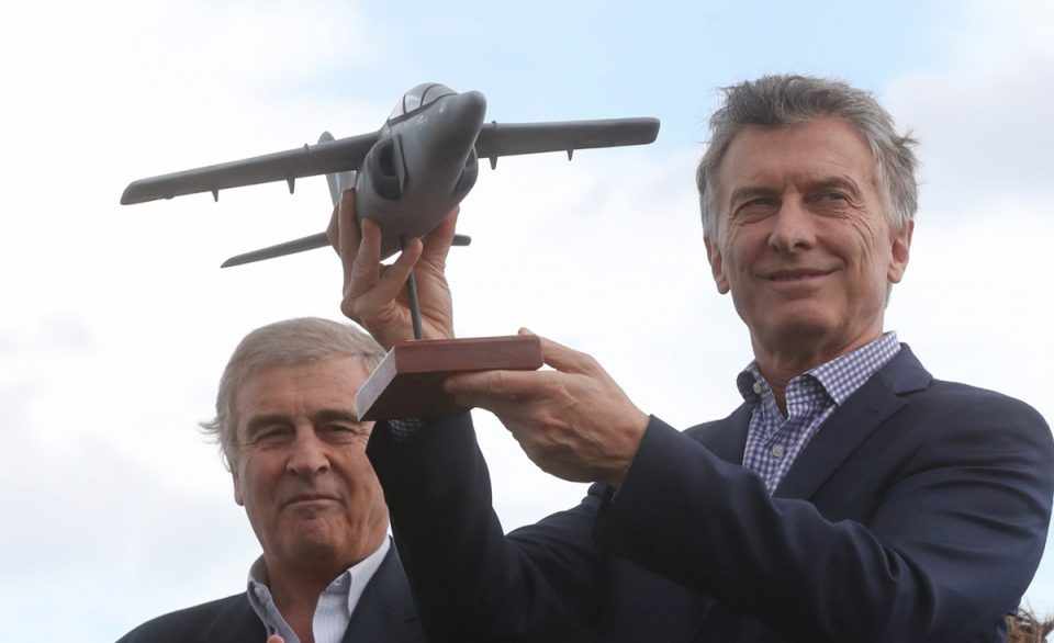 O presidente argentino Mauricio Macri com uma maquete do Pampa... (Casa Rosada)