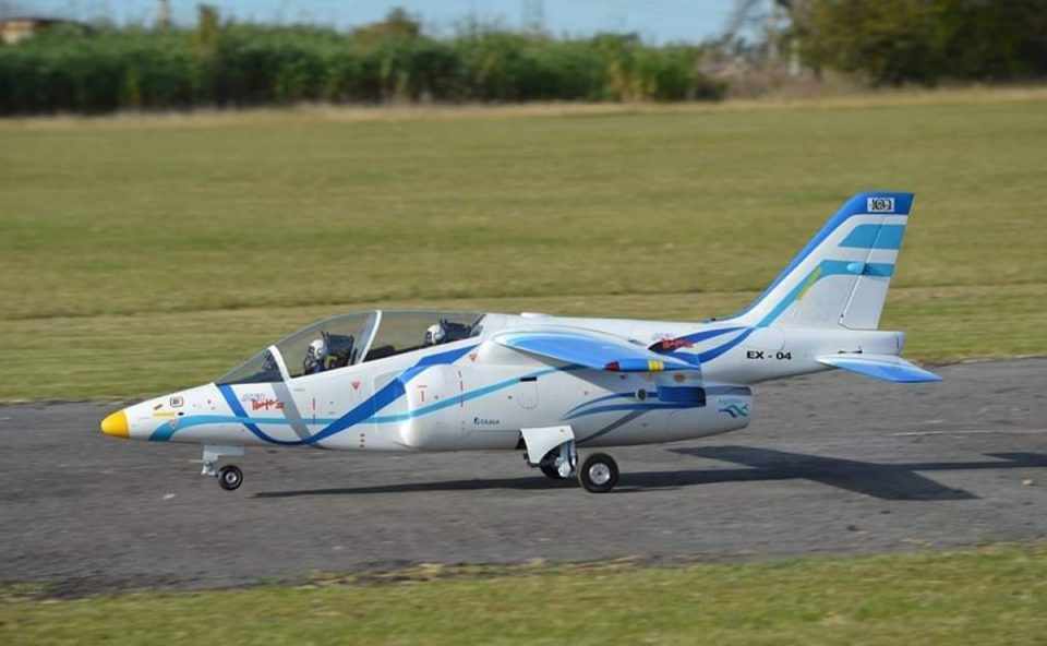 Parece de verdade, mas não é. O aeromodelo de Sergio Testa chama atenção pela fidelidade aos detalhes do Pampa 