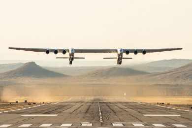 Avião com a maior envergadura do mundo, Stratolaunch completa seu primeiro voo