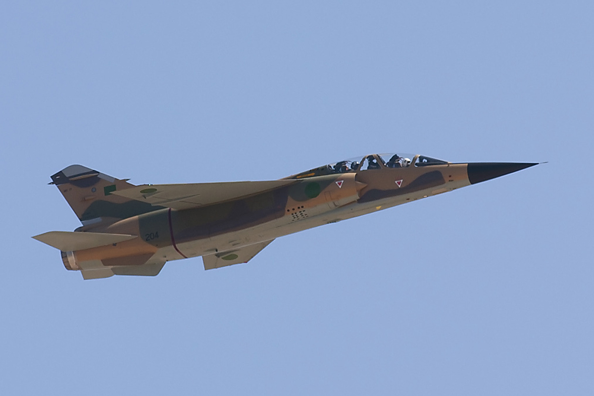 A força aérea da Líbia adquiriu mais de 30 caças Mirage F1 da França nos anos 1970; sem pilotos, esses aviões hoje são comandados por mercenários (Rob Schleiffert/Creative Commons)
