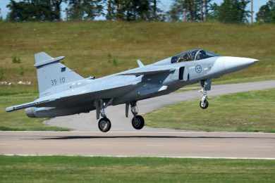 Terceiro protótipo do caça Gripen E decola na Suécia
