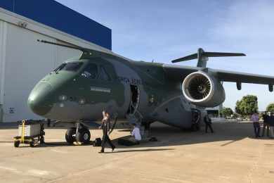 Primeiro Embraer KC-390 da FAB será exibido no Paris Air Show