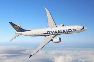 Boeing 737 MAX da Ryanair é flagrado com outro nome