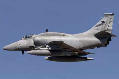 Piloto morre em acidente com caça A-4 Skyhawk na Argentina