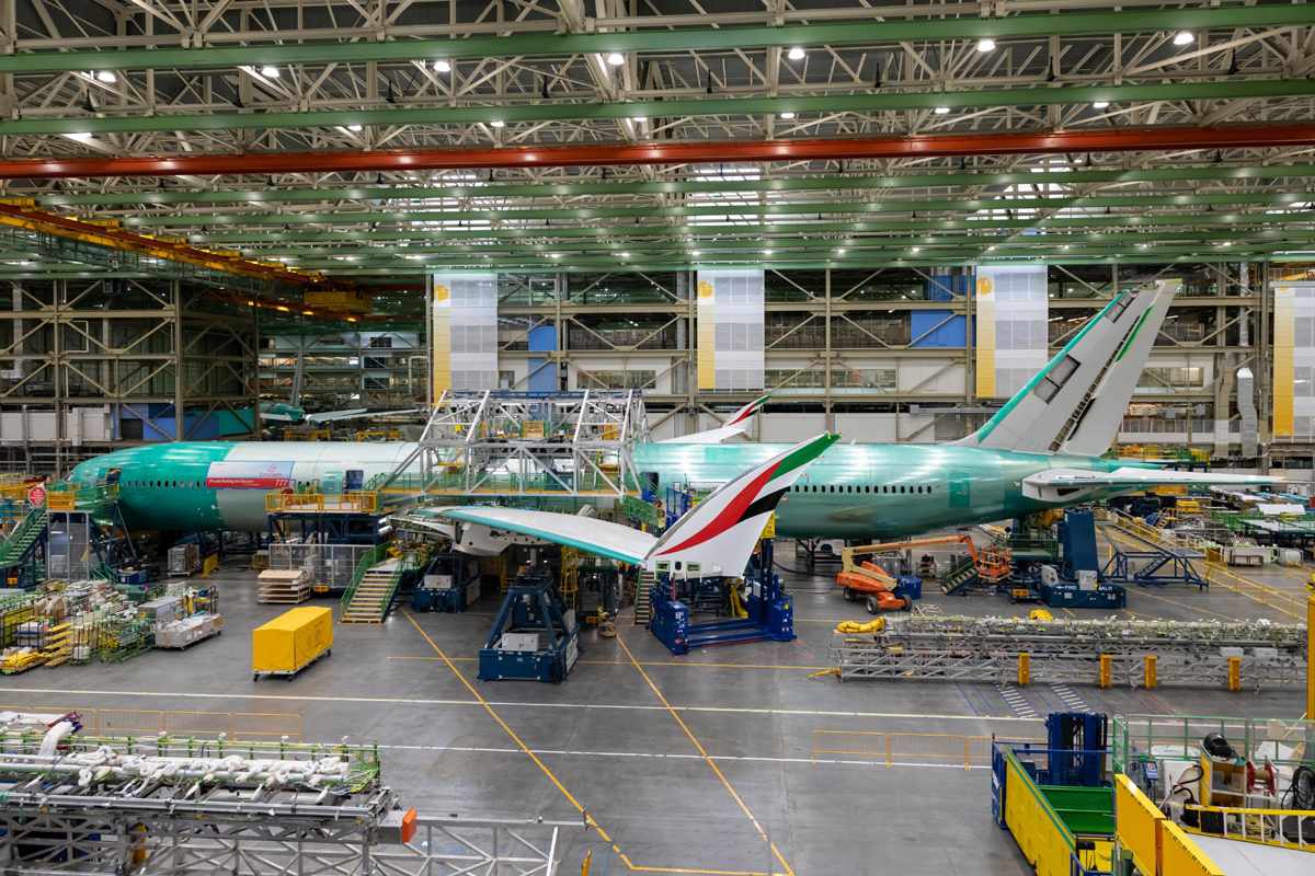 Um dos 777-9 da Emirates na linha de montagem da Boeing