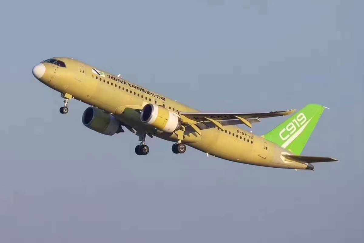 Jato chinês C919 faz seu primeiro voo comercial