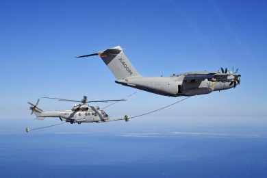 Airbus A400M completa primeiros ensaios de reabastecimento aéreo com helicópteros
