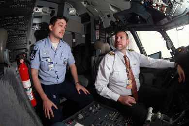 Acordo operacional leva controladores de tráfego aéreo para voar na cabine do piloto